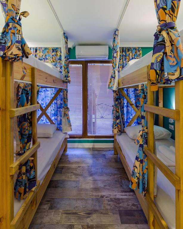 Letto o letti a castello in una camera di Batumi Surf Hostel