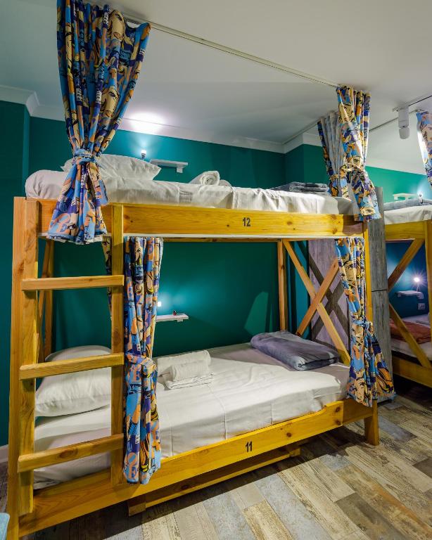 Letto o letti a castello in una camera di Batumi Surf Hostel