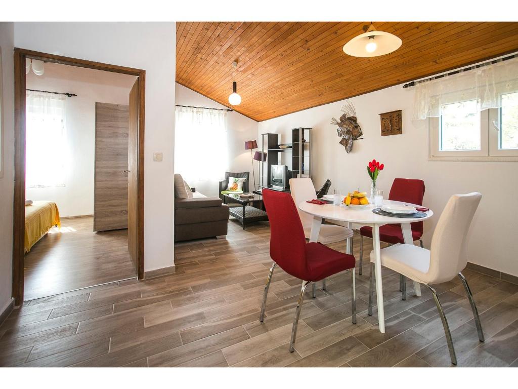 - une salle à manger et un salon avec une table et des chaises dans l'établissement Apartment Goga's Retreat in Marina, à Marina