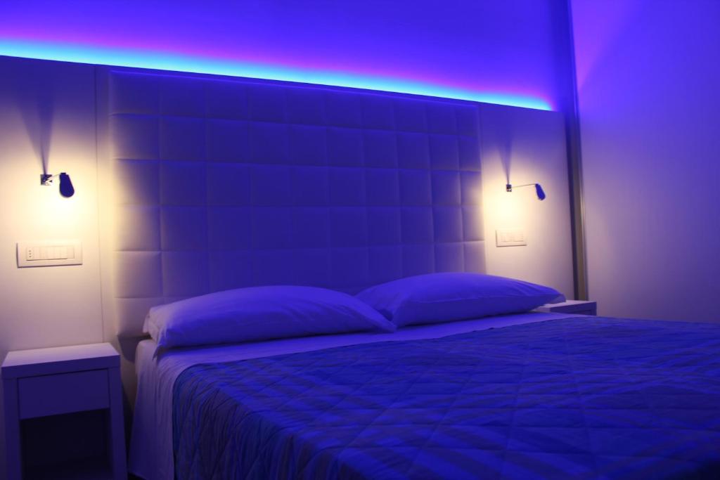 Postel nebo postele na pokoji v ubytování Hotel Saint Tropez