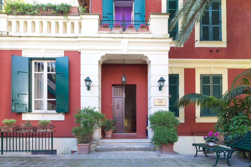 une maison colorée avec une porte et un banc dans l'établissement Il Tempio di Morfeo, à Rome