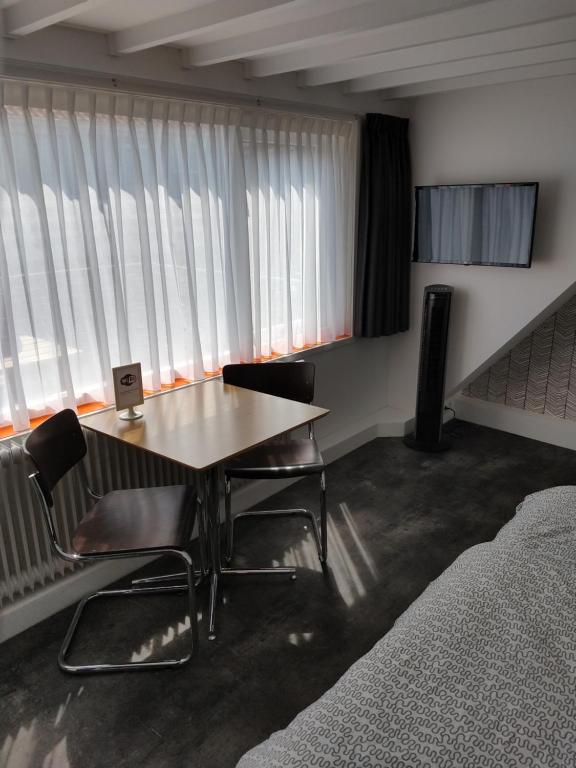 TV a/nebo společenská místnost v ubytování Hoogland aan Zee