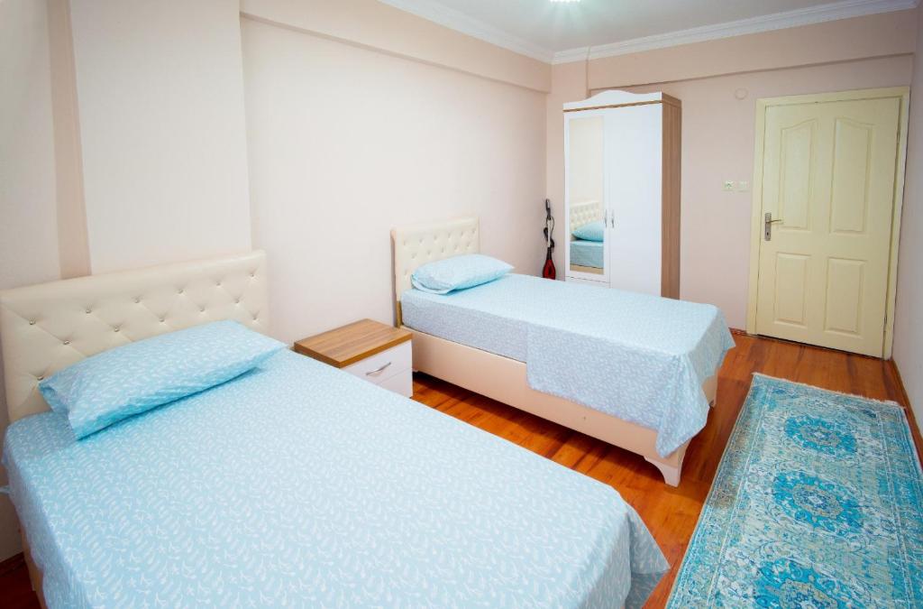 Postel nebo postele na pokoji v ubytování Cayeli Kent Apart