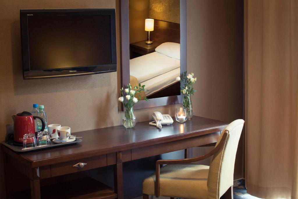 Televízia a/alebo spoločenská miestnosť v ubytovaní Hotel Rad