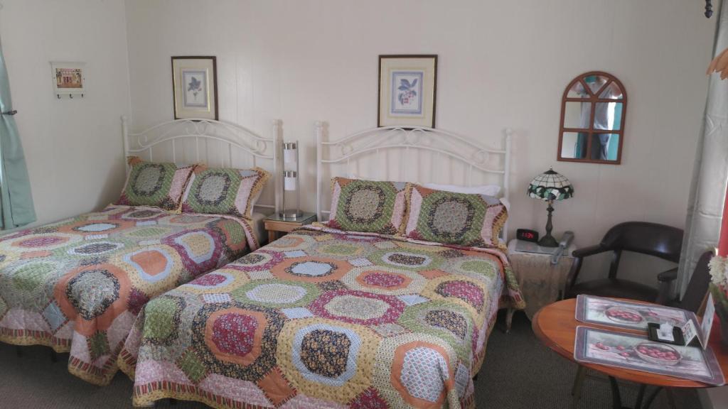 Midway Lodging - Queen Room