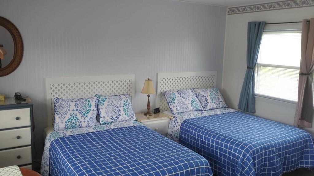 Midway Lodging - Double Room