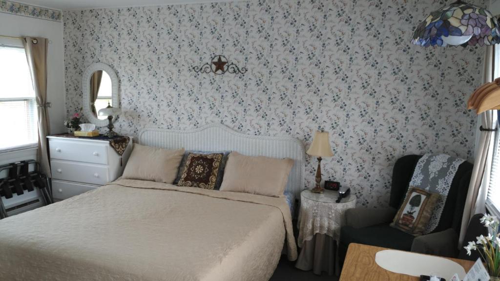Midway Lodging - King Room