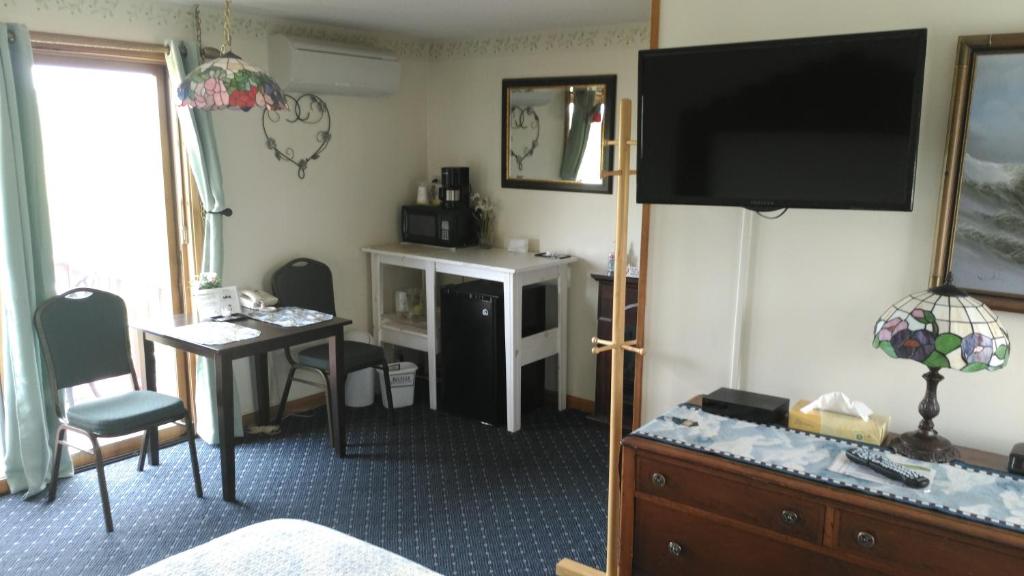 Midway Lodging - Deluxe Double Room With Balcony
