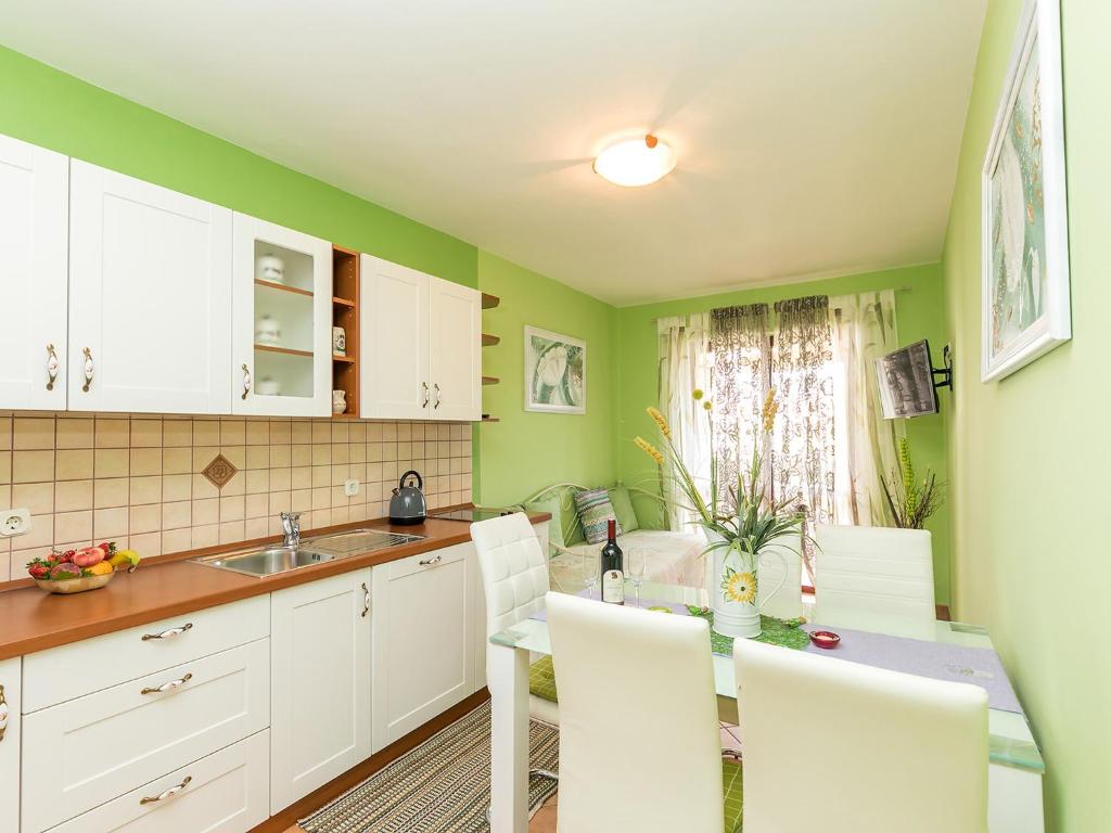 Kuchyň nebo kuchyňský kout v ubytování Apartments Nada