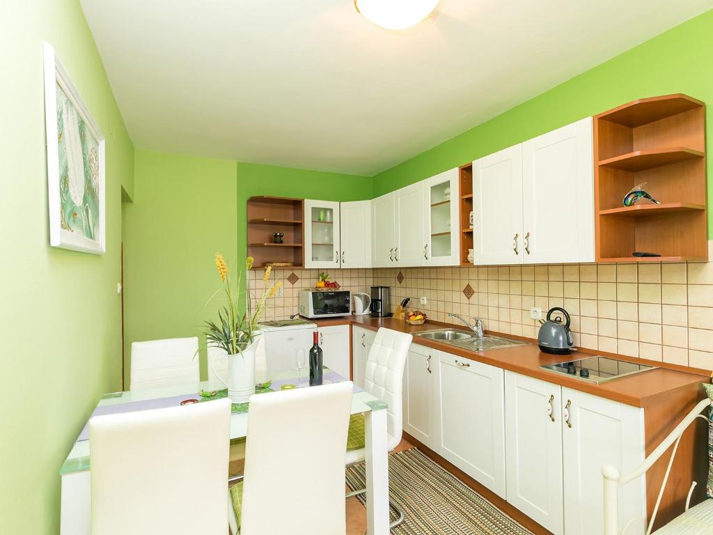 Kuchyň nebo kuchyňský kout v ubytování Apartments Nada