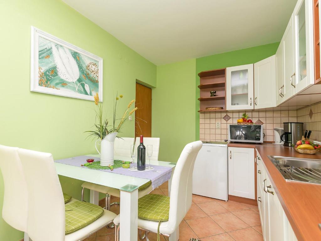 Kuchyň nebo kuchyňský kout v ubytování Apartments Nada