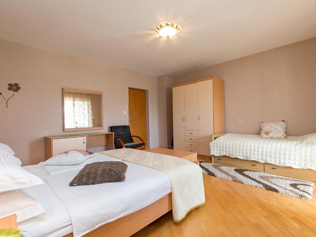 Postel nebo postele na pokoji v ubytování Apartments Nada
