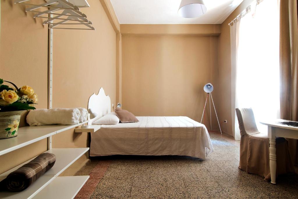 Łóżko lub łóżka w pokoju w obiekcie BluLassù City Center Rooms