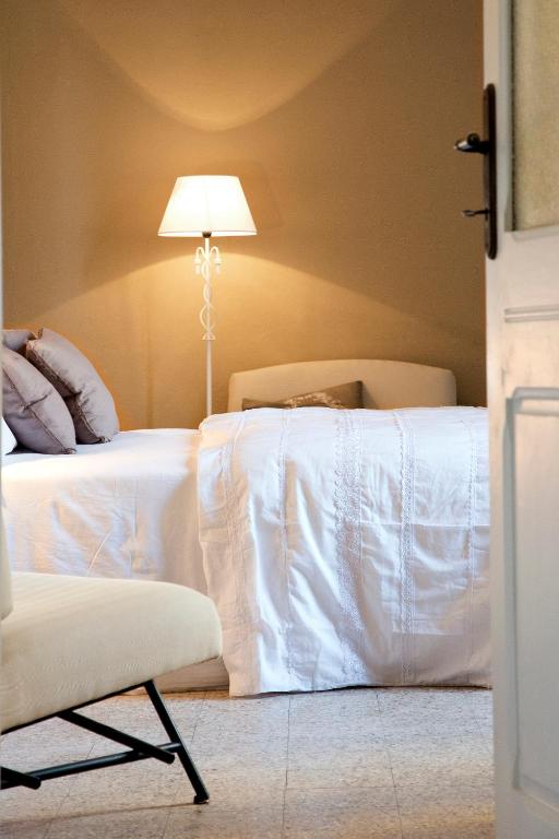 Łóżko lub łóżka w pokoju w obiekcie BluLassù City Center Rooms