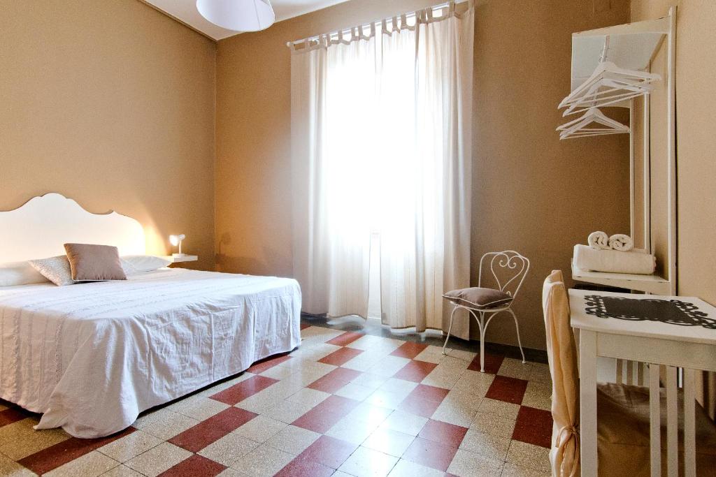 Łóżko lub łóżka w pokoju w obiekcie BluLassù City Center Rooms
