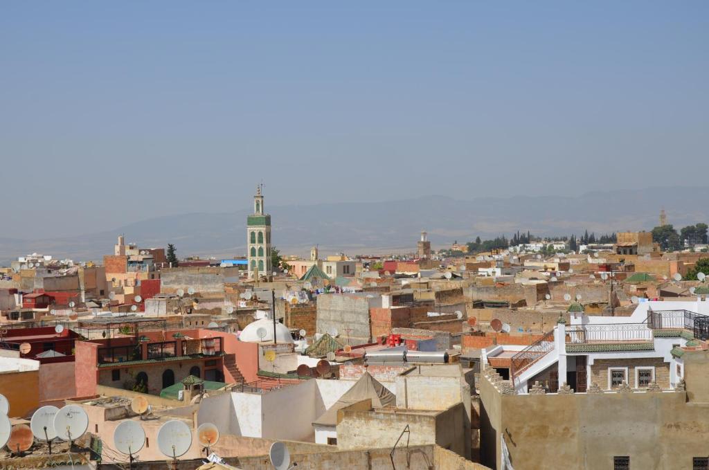 Nespecifikovaný výhled na destinaci Meknes nebo výhled na město při pohledu z riadu