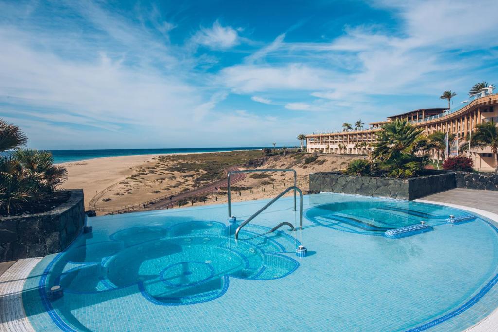 Bazén v ubytování Iberostar Waves Playa Gaviotas All Inclusive nebo v jeho okolí