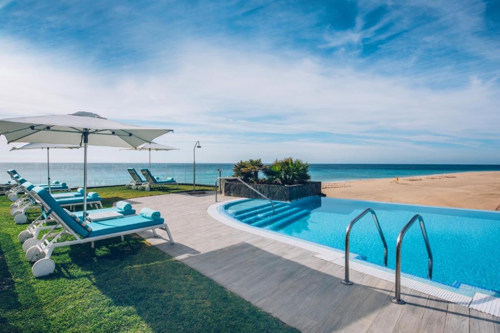 Bazén v ubytování Iberostar Waves Playa Gaviotas All Inclusive nebo v jeho okolí