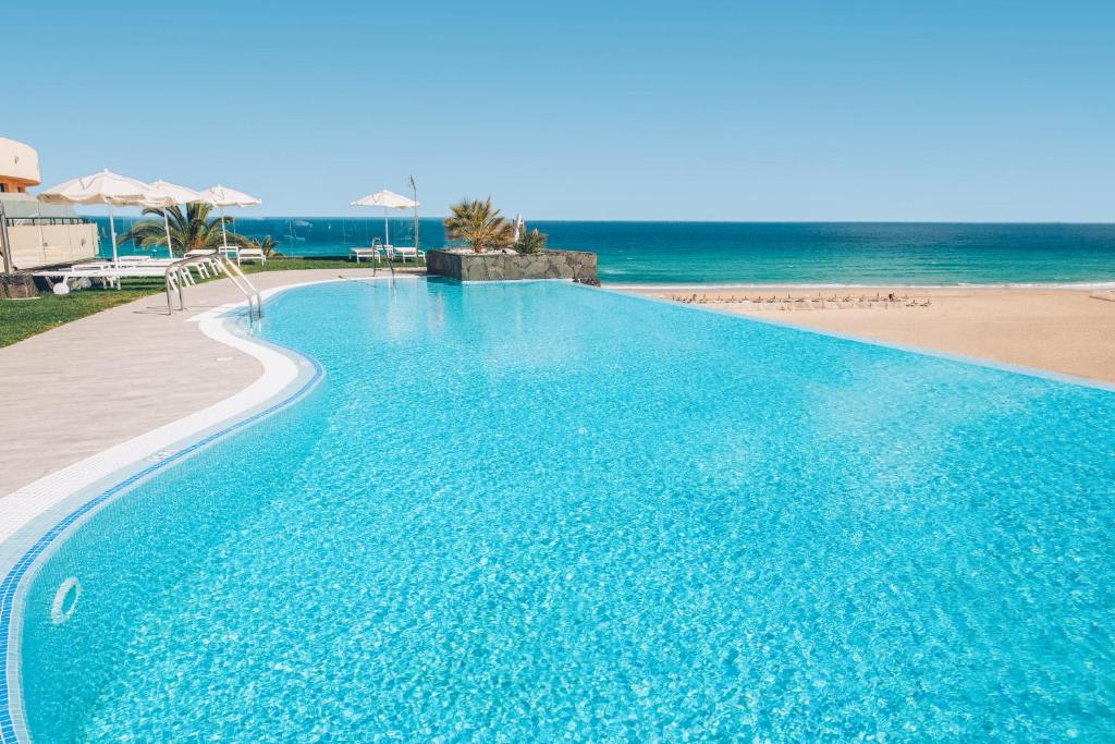 Bazén v ubytování Iberostar Waves Playa Gaviotas All Inclusive nebo v jeho okolí