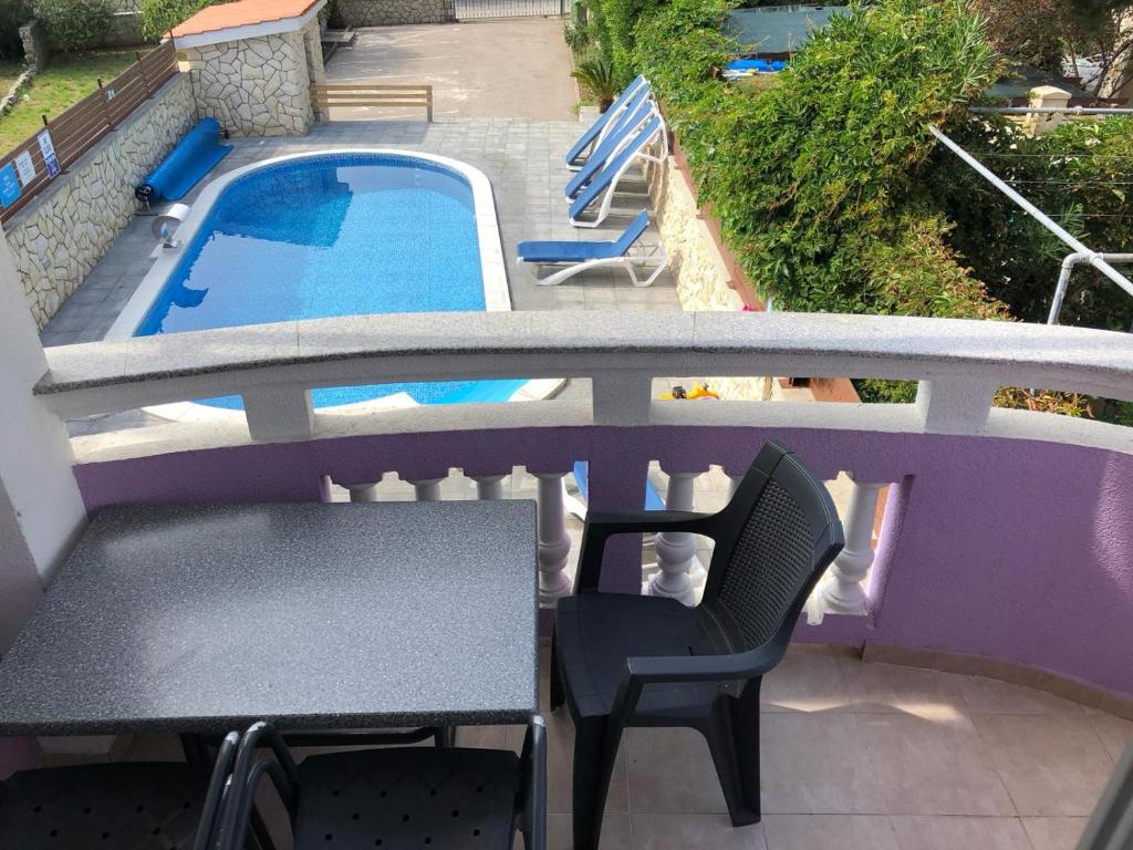 Bazén v ubytování Ari Apartments nebo v jeho okolí