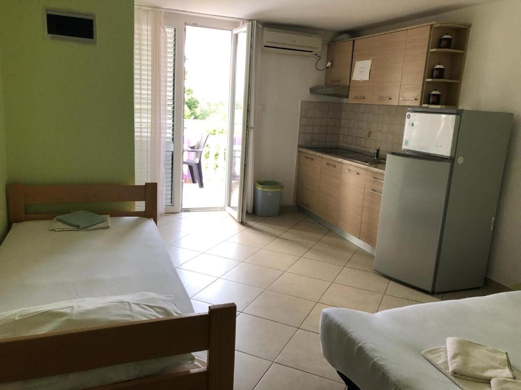 Kuchyň nebo kuchyňský kout v ubytování Ari Apartments