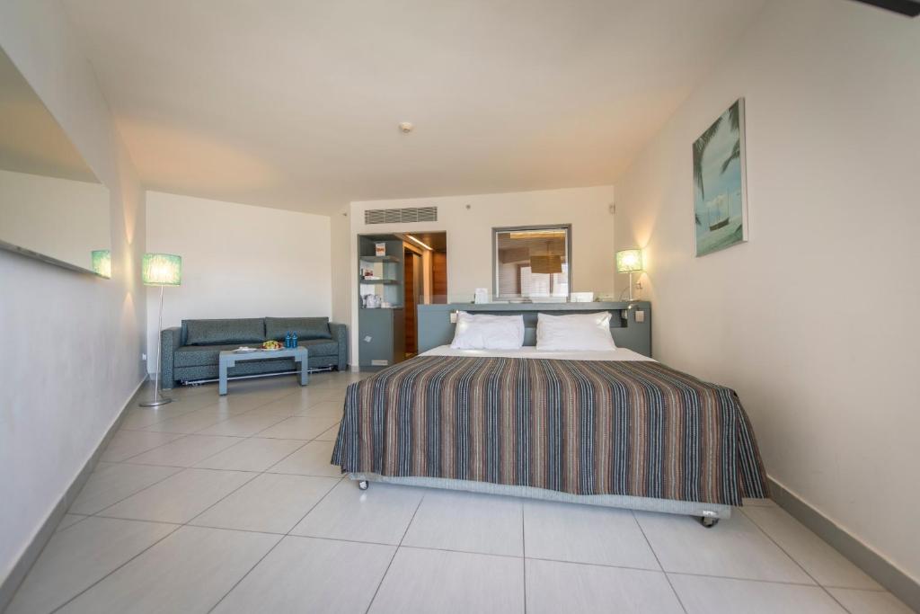 Postel nebo postele na pokoji v ubytování Neptune Eilat By Dan Hotels