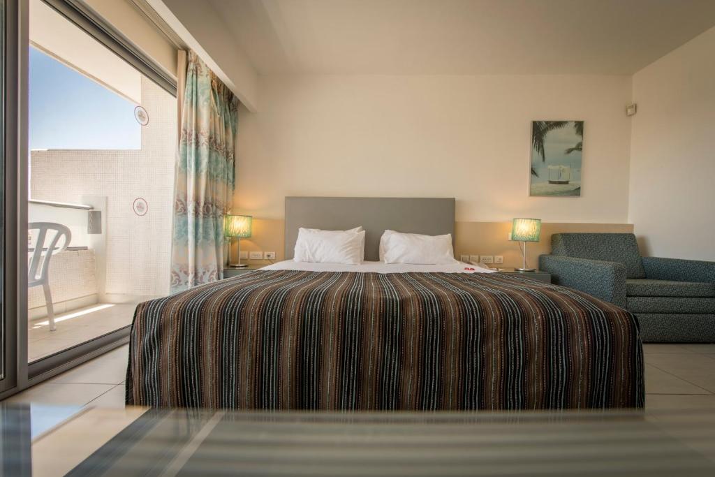 Postel nebo postele na pokoji v ubytování Neptune Eilat By Dan Hotels