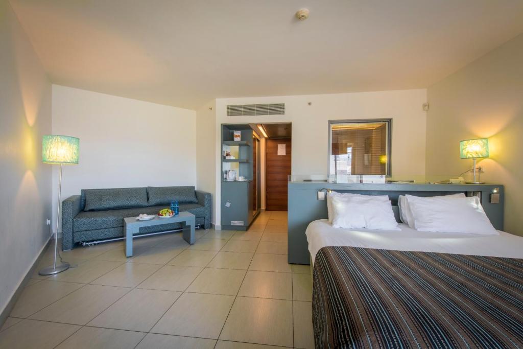 Postel nebo postele na pokoji v ubytování Neptune Eilat By Dan Hotels