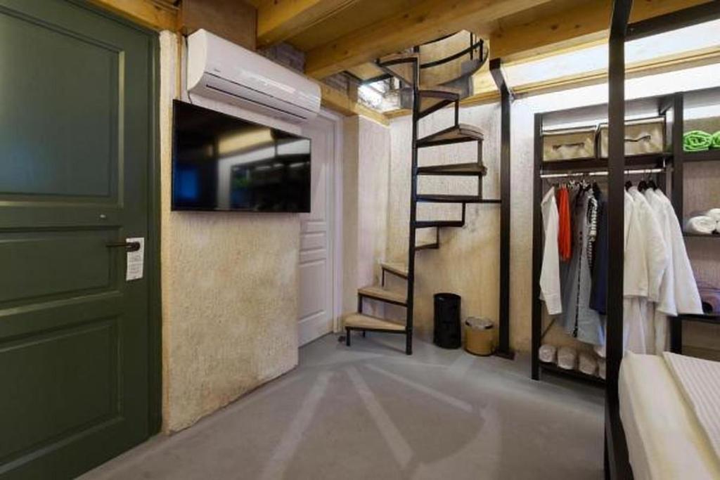 Televízia a/alebo spoločenská miestnosť v ubytovaní Athenian Residences