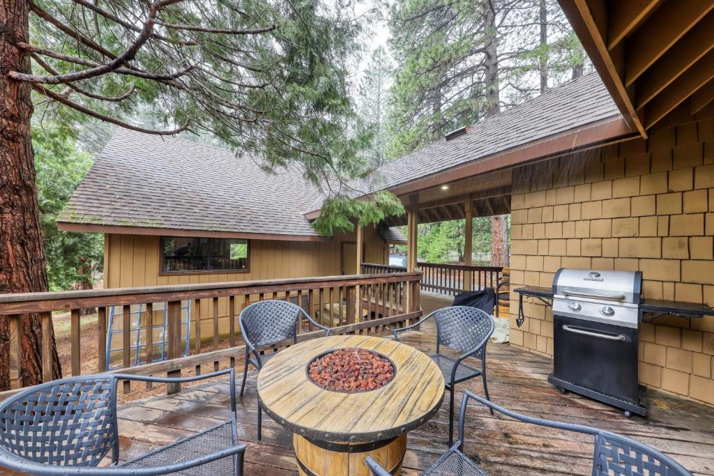 een terras met een tafel en stoelen en een fornuis bij Lakeview Lodge in Arnold