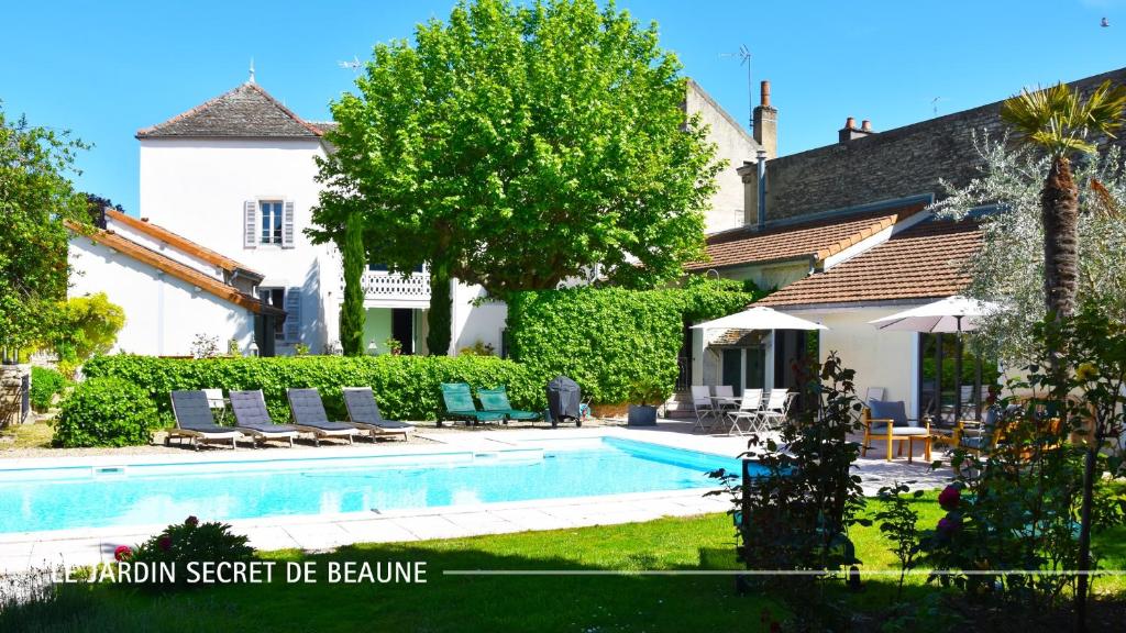 une villa avec une piscine et une maison dans l'établissement Le Jardin Secret De Beaune, à Beaune