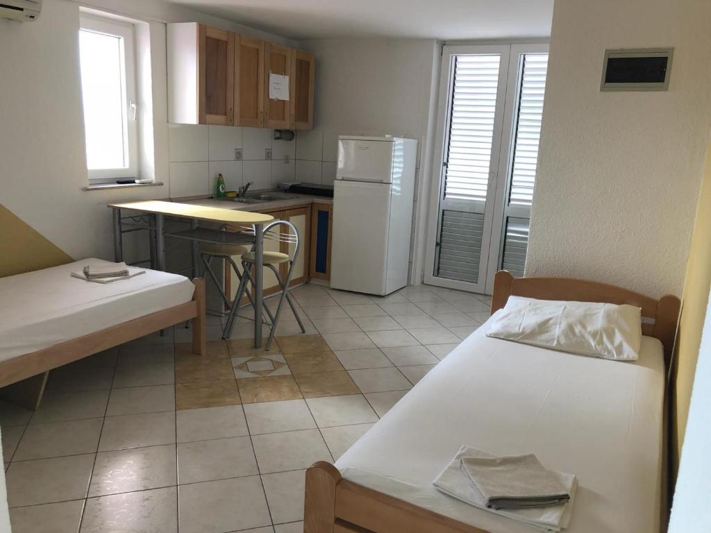 Kuchyň nebo kuchyňský kout v ubytování Ari Apartments