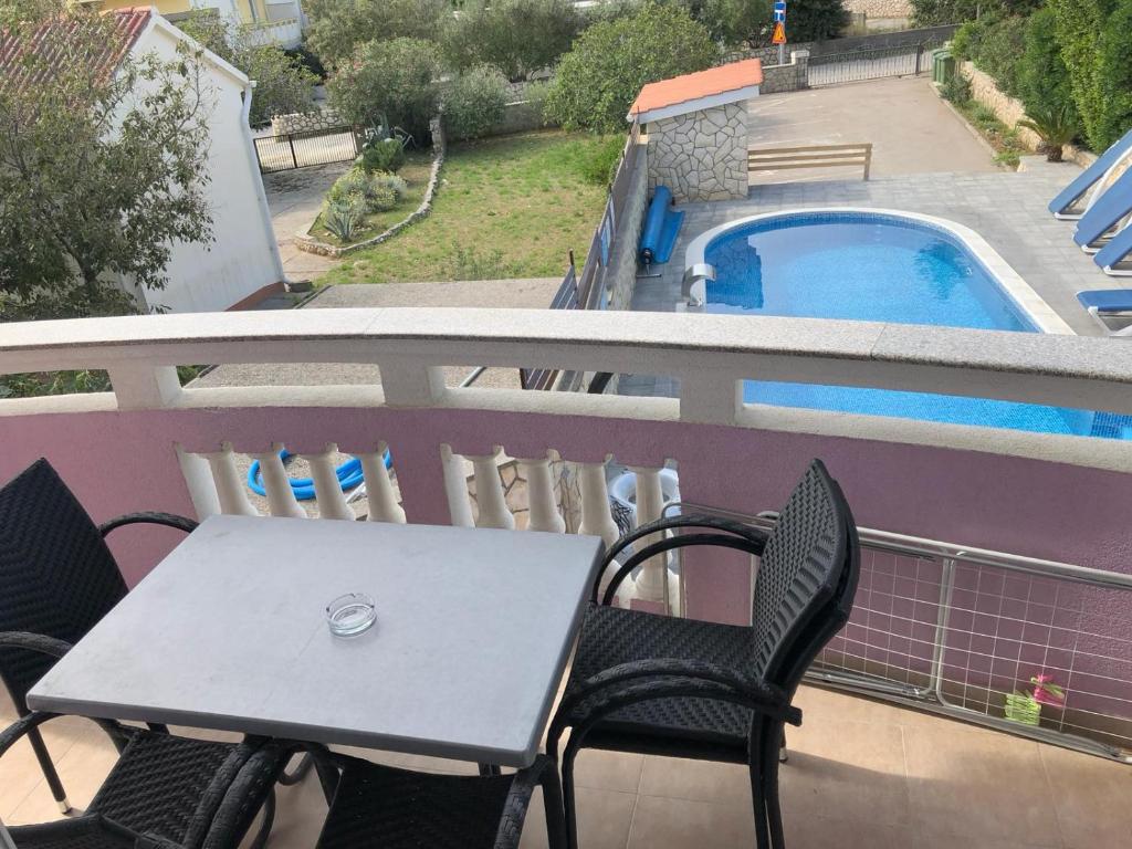 Bazén v ubytování Ari Apartments nebo v jeho okolí
