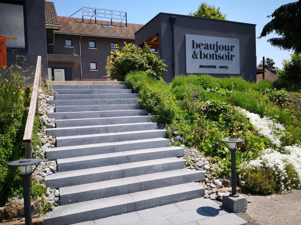 un conjunto de escaleras frente a un edificio en beaujour & bonsoir Brasserie-Hotel en Villy-le-Pelloux