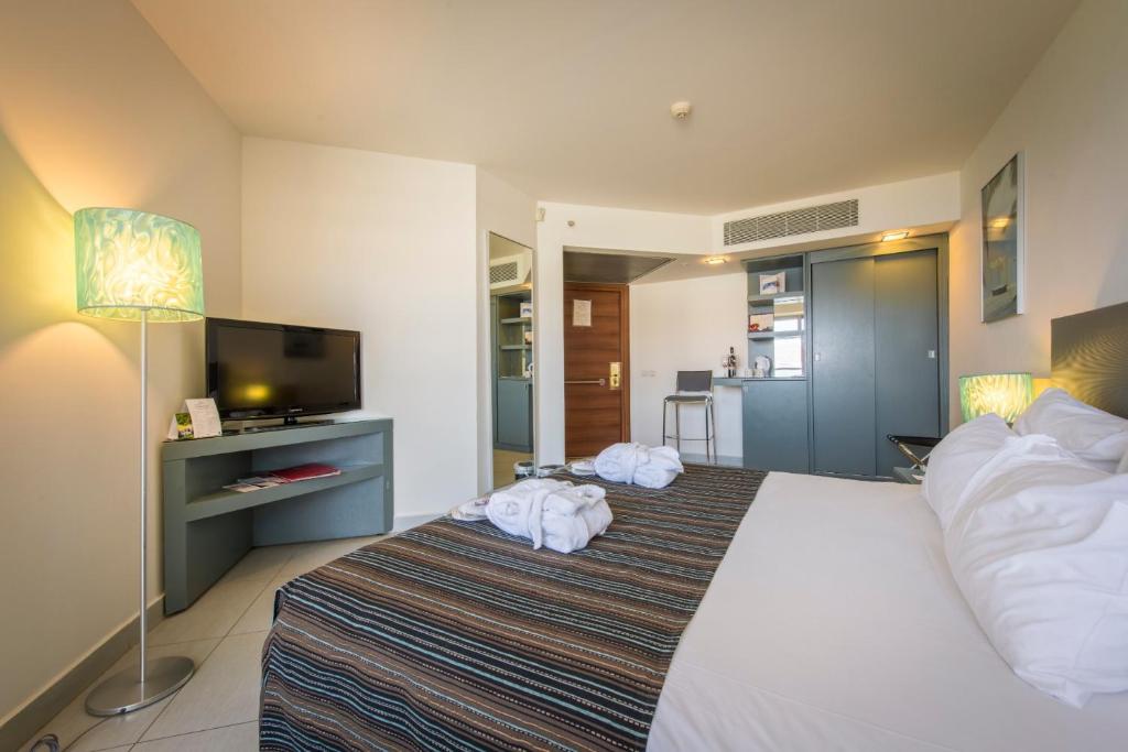 Postel nebo postele na pokoji v ubytování Neptune Eilat By Dan Hotels