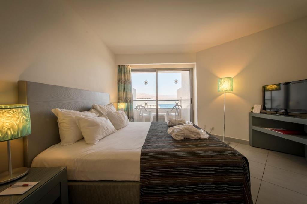 Postel nebo postele na pokoji v ubytování Neptune Eilat By Dan Hotels