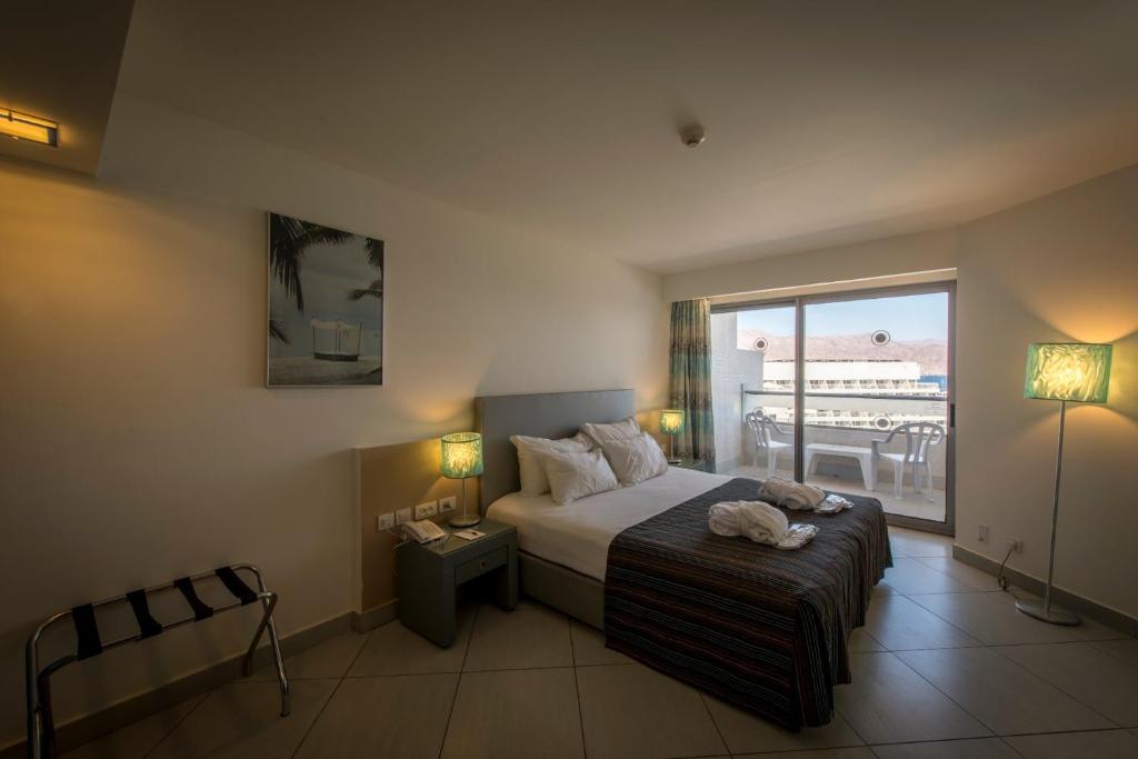 Postel nebo postele na pokoji v ubytování Neptune Eilat By Dan Hotels