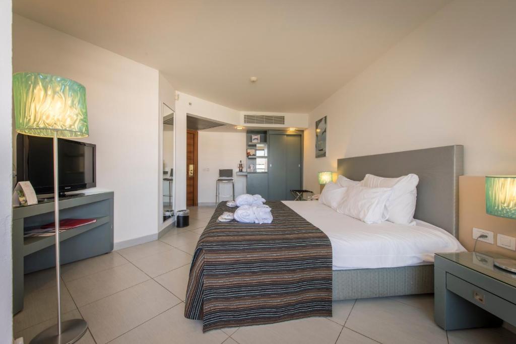 Postel nebo postele na pokoji v ubytování Neptune Eilat By Dan Hotels