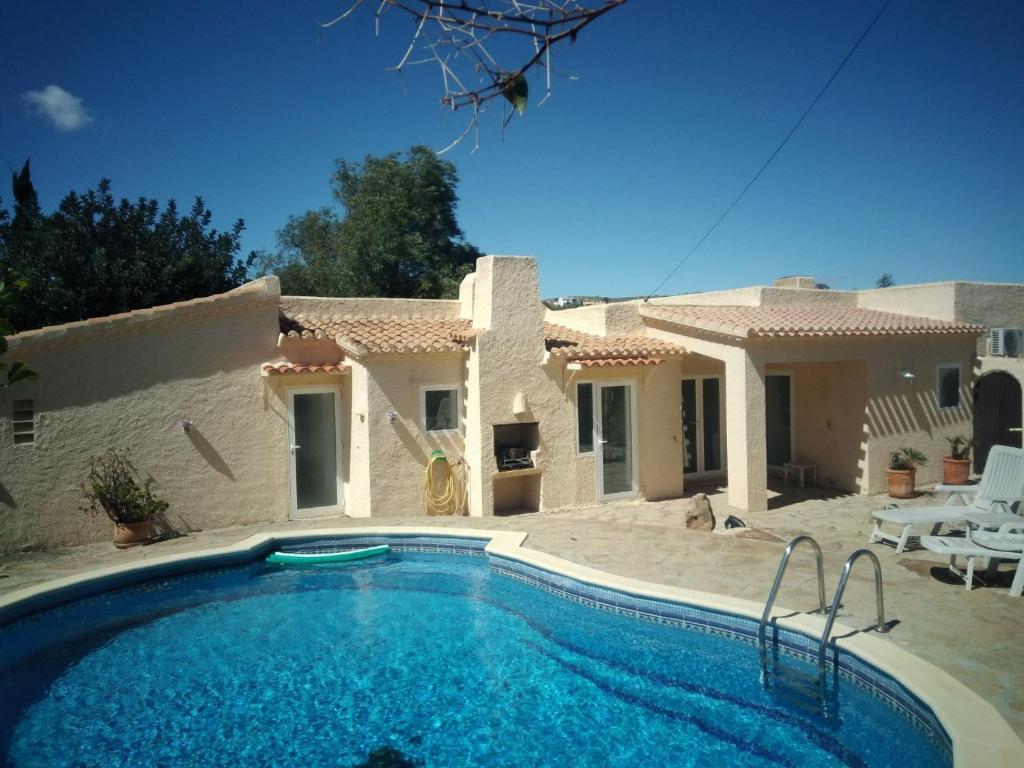 una villa con piscina di fronte a una casa di Villa Margarita a Turre