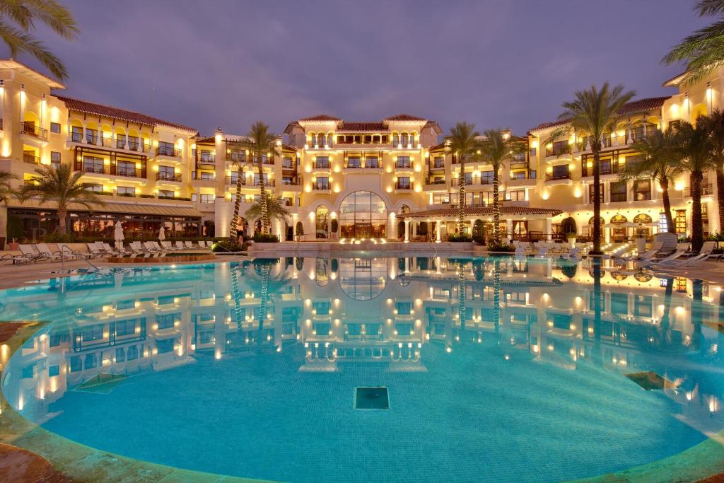 una gran piscina frente a un edificio en Ona Mar Menor Golf & Spa en Torre-Pacheco