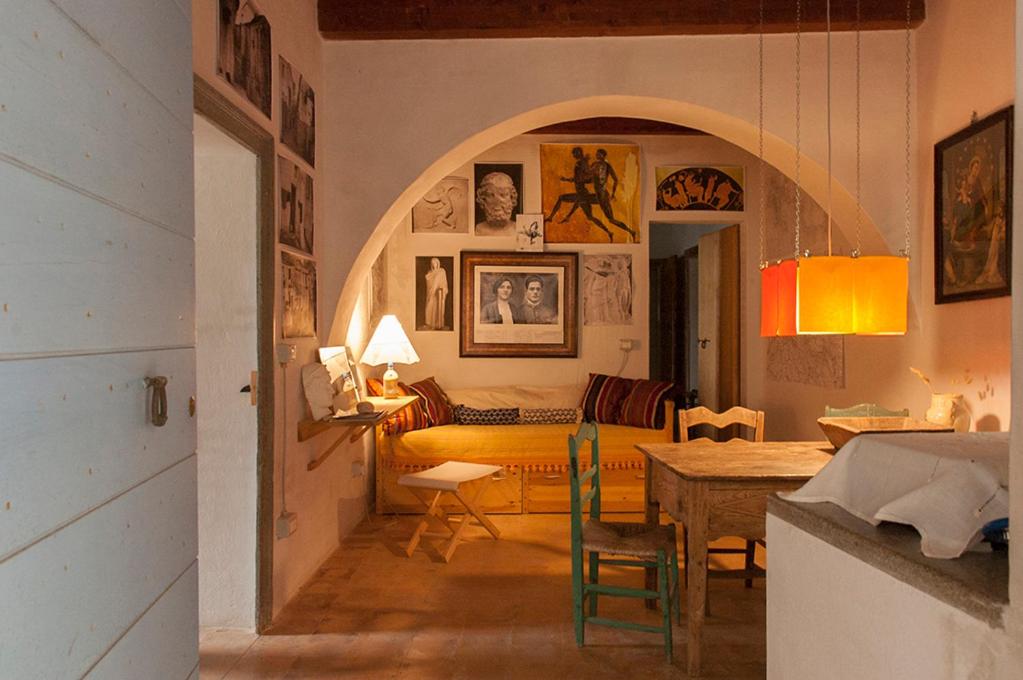 a living room with a bed and a table in a room at BORGO PETELIA, Casa Chiarotti, Antica casa con scala esterna in Strongoli