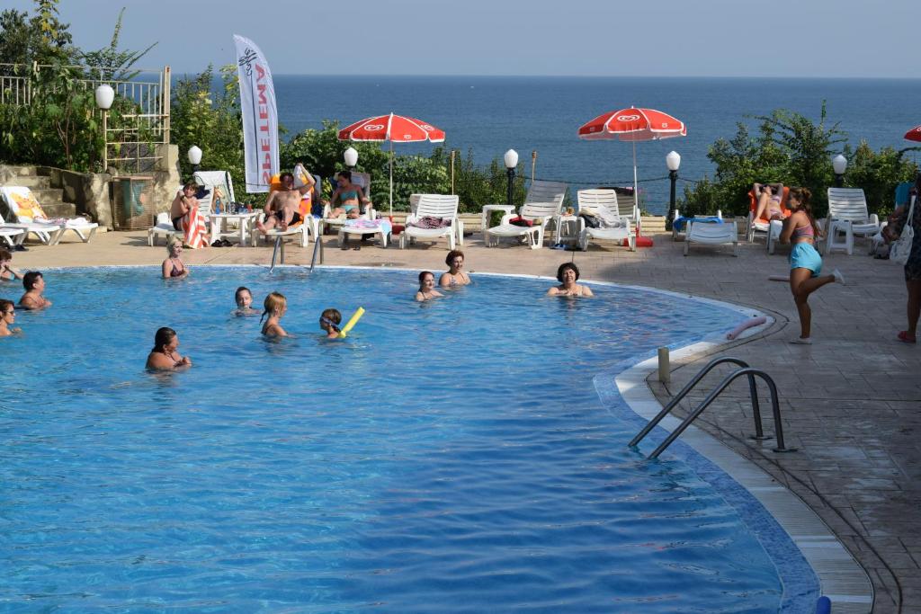 Bazén v ubytování Ahilea Hotel - Free Pool Access nebo v jeho okolí