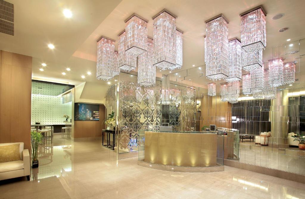 un vestíbulo con muchas lámparas de araña en un edificio en The Crystal Resort Sun Moon Lake en Yuchi