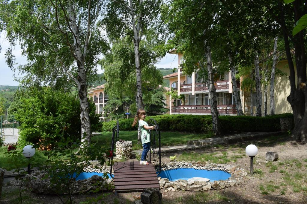 Zahrada ubytování Ahilea Hotel - Free Pool Access