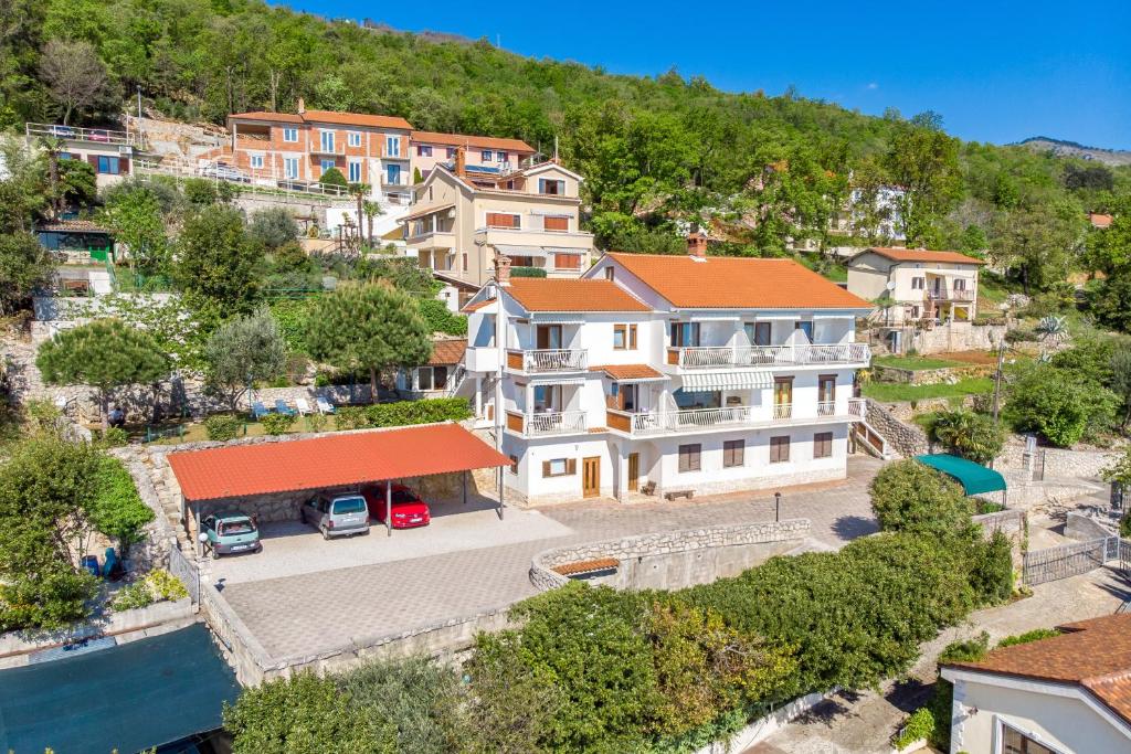 Vue aérienne d'une maison sur une colline dans l'établissement Apartments Davor, à Mošćenička Draga