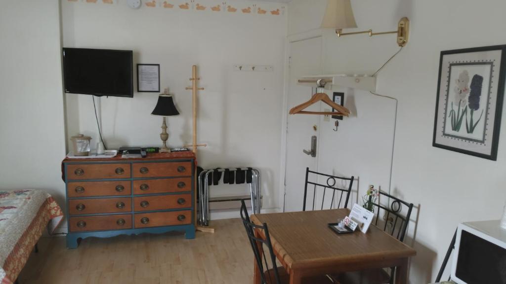 Midway Lodging - Family Room