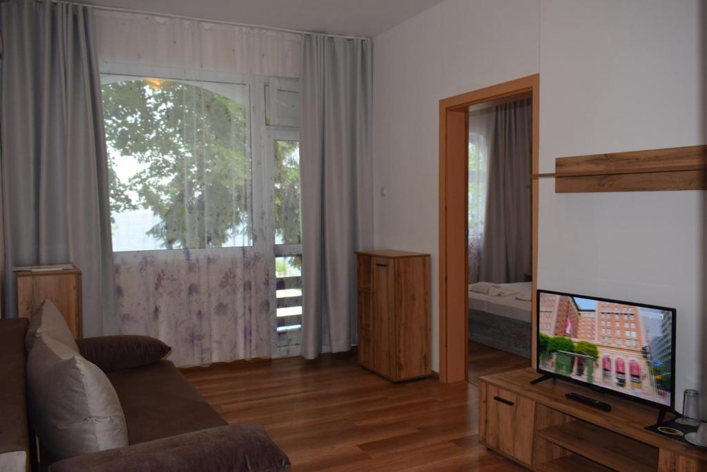 TV a/nebo společenská místnost v ubytování Ahilea Hotel - Free Pool Access