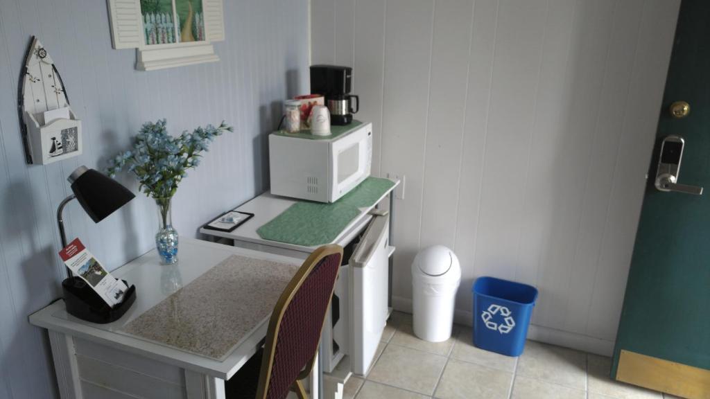 Midway Lodging - Deluxe Double Room