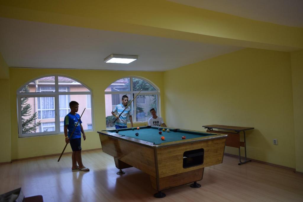 Biliár nebo kulečník v ubytování Ahilea Hotel - Free Pool Access