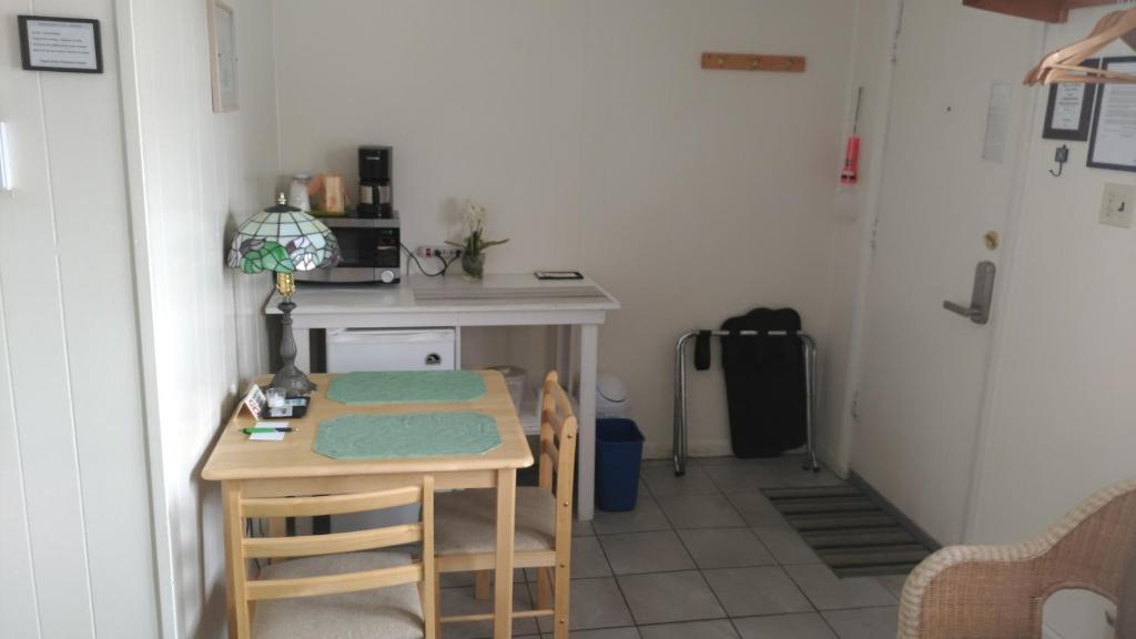 Midway Lodging - Double Room